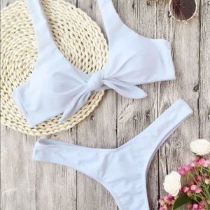 NWT! 🤍Knotted Bikini Top//Scrunch Bottoms🤍